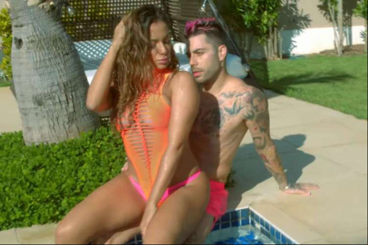Juntos os dois contracenaram cenas quentes no novo clipe da artista, "Tócame"