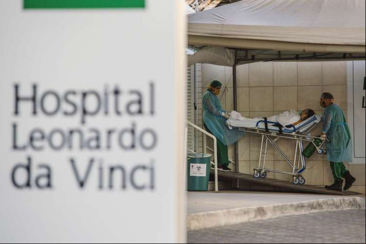 Aumento de casos da doença fez com que ocupação de leitos disparasse, resultando na necessidade de contratação de novos profissionais