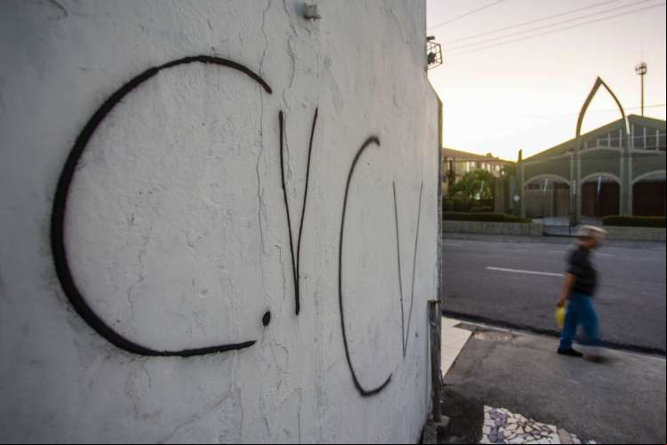 MURO com pichação da facção criminosa