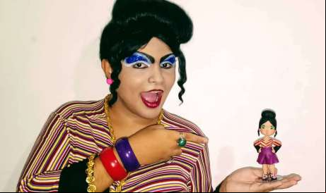 Comediante Luzinnet Pam, interpretado pelo ator Kauã Costa, participa da live realizada pela Cia Camarim de Teatro neste sábado, 1° de agosto
