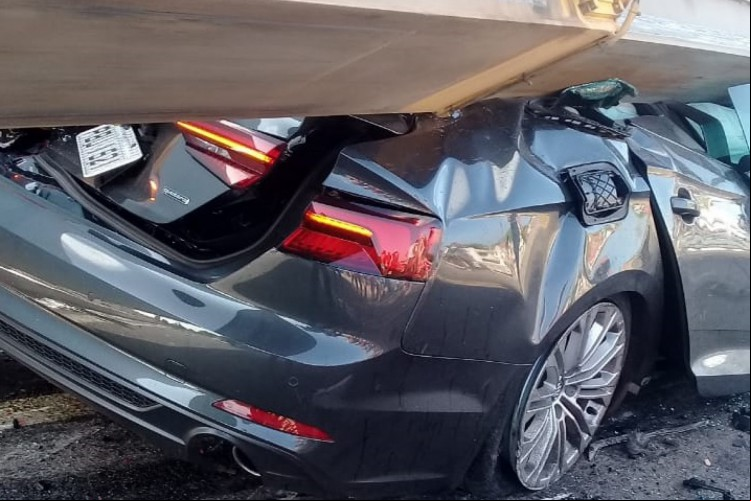  Carro perdeu direção após tentativa de ultraagem e foi esmagado