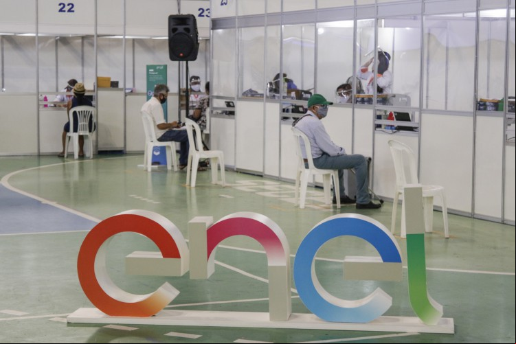 A companhia atua fazendo a limpeza dos galhos, eliminando qualquer risco à população e ao sistema elétrico