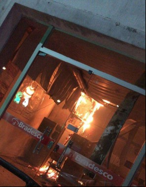Suspeitos trabalhavam para empresa de transportadora de valores e haviam iniciado incêndio para simular ação criminosa na tentativa de 