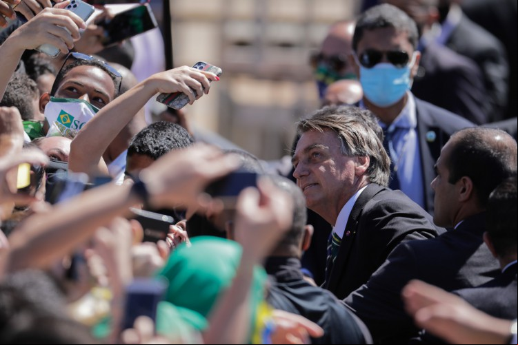 O presidente brasileiro Jair Bolsonaro (R) posa para uma selfie com um apoiador durante as comemorações do Dia da Independência em Brasília, em 7 de setembro de 2020, em meio à nova pandemia de coronavírus COVID-19. - Bolsonaro comemorou o 198º aniversário da independência do Brasil em um dia em que são esperadas manifestações a favor e contra seu governo. (Foto de Sergio LIMA / AFP)