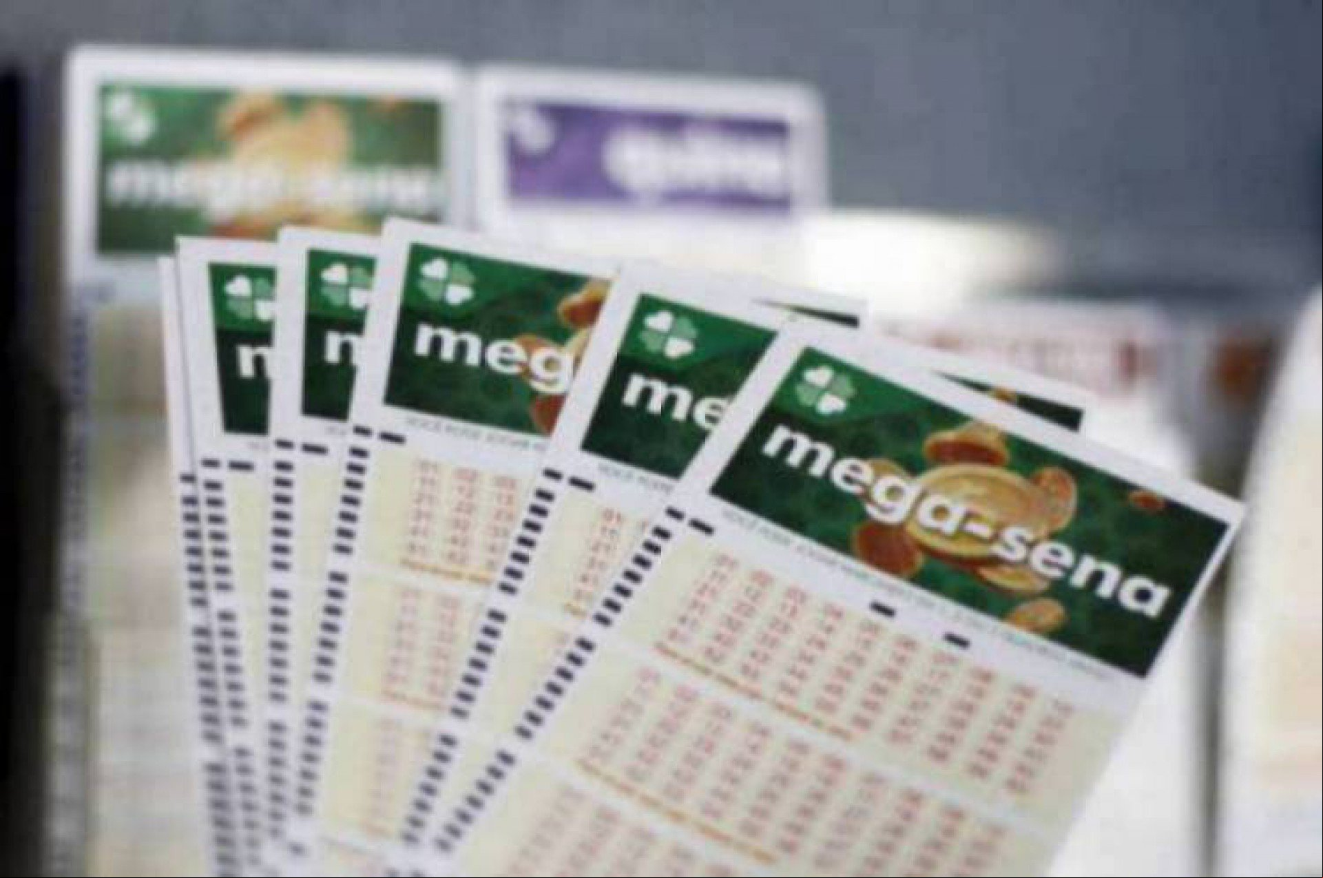 O resultado da Mega Sena Concurso 2299 foi divulgado na noite de hoje, terça-feira, 15 de setembro (15/09), aproximadamente às 20 horas. O prêmio está estimado em R$ 9 milhões.
