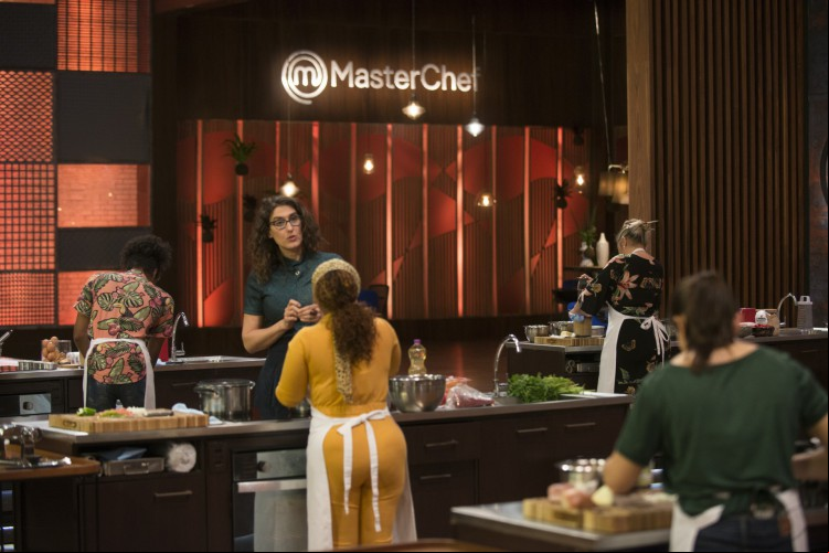Famosos irão definir qual será o primeiro desafio do programa MasterChef Brasil de hoje, terça, 15 de setembro (15/09)