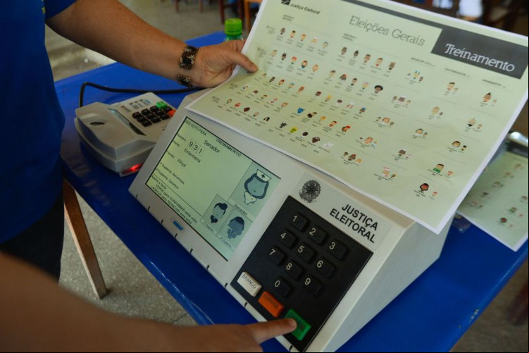 Tribunal Regional Eleitoral faz demonstrações da urna biométrica no fim de semana no Distrito Federal, para familiarizar o eleitor com a urna eletrônica (José Cruz/Agência Brasil)