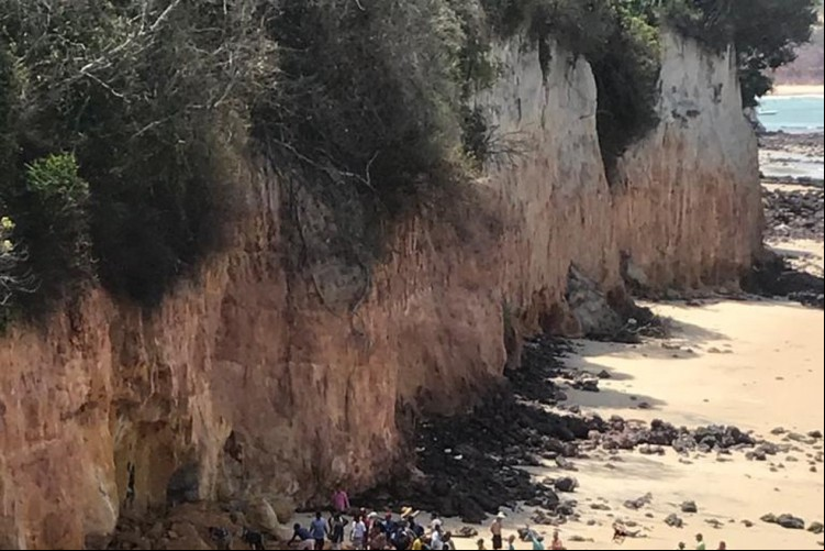 Falésia desabou sobre pessoas que estavam na praia nesta terça-feira, 17.