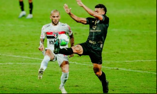 Fortaleza - Ce, Brasil, 25-11-2020: Jogada disputada entre os jogadores Fernando Sobral do Ceará e Daniel Alves, do São Paulo. Partida entre Ceará e São Paulo pelo Campeonato Brasileiro Série A no estádio Castelão. Placar Final 1 x 1 (Léo Chu - 47' e Diego Costa 11'). Realizada sem a presença de público em decorrência à Pandemia de Corona Virus (COVID-19). (Foto: Júlio Caesar/ O Povo)