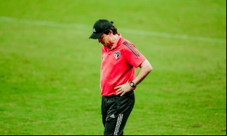 Fortaleza - Ce, Brasil, 25-11-2020: Fernando Diniz, técnico do São Paulo. Partida entre Ceará e São Paulo pelo Campeonato Brasileiro Série A no estádio Castelão. Placar Final 1 x 1 (Léo Chu - 47' e Diego Costa 11'). Realizada sem a presença de público em decorrência à Pandemia de Corona Virus (COVID-19). (Foto: Júlio Caesar/ O Povo)