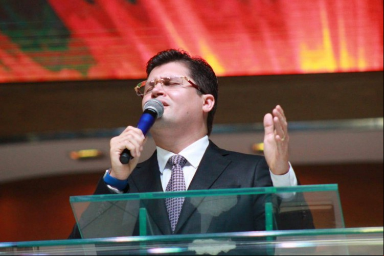 Pastor Davi Goés afirma que a vacina irá atingir o DNA de quem tomar, causando efeitos irreversíveis