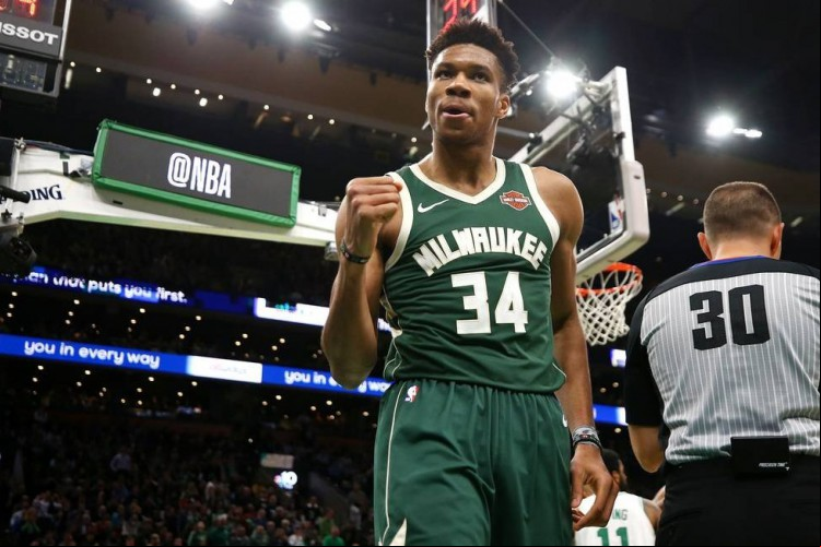 Giannis Antetokounmpo, do Milwaukee Bucks, que está na final da NBA e joga contra o Suns hoje, terça, 20 de julho. Saiba onde assistir ao vivo à partida