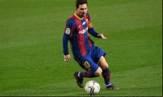 Lionel Messi em ação pelo Barcelona na temporada 2020/2021