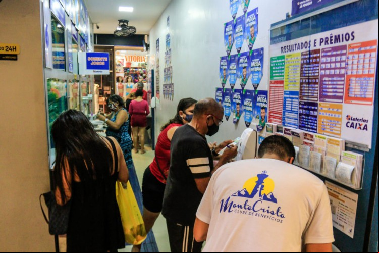 Movimentação nas loterias para as apostas da Mega Sena da Virada nas loterias do Centro. 