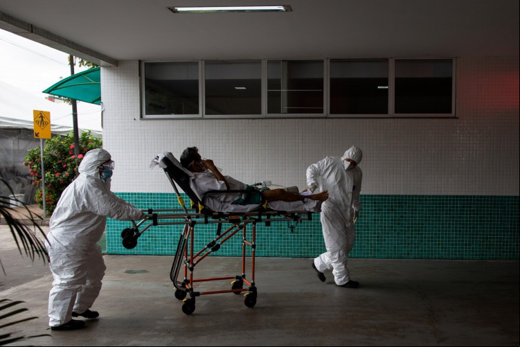 Manaus está enfrentando uma escassez de suprimentos de oxigênio e espaço para dormir, pois a cidade foi invadida por um segundo aumento de casos e mortes causados pela Covid-19
