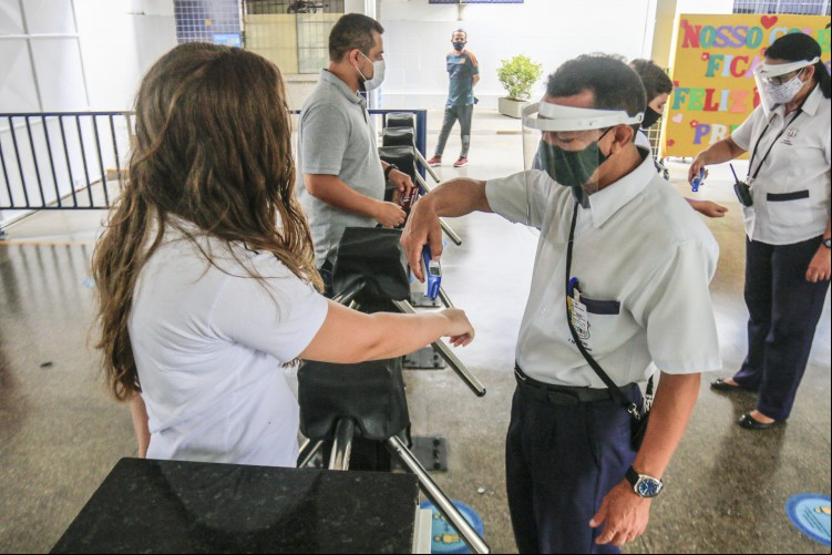 Escolas devem seguir adotando protocolos sanitários, enfatiza Sinepe