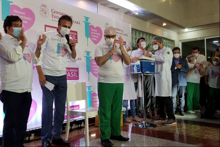 Início da vacinação ocorreu no Hospital Estadual Leonardo da Vinci no início da noite desta segunda-feira