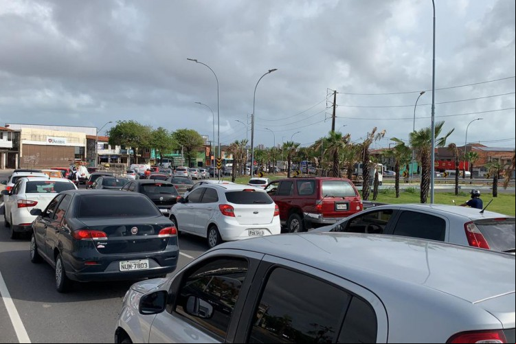 Fila de carros é formada na descida do novo viaduto da Av. Raul Barbosa, no sentido Aldeota