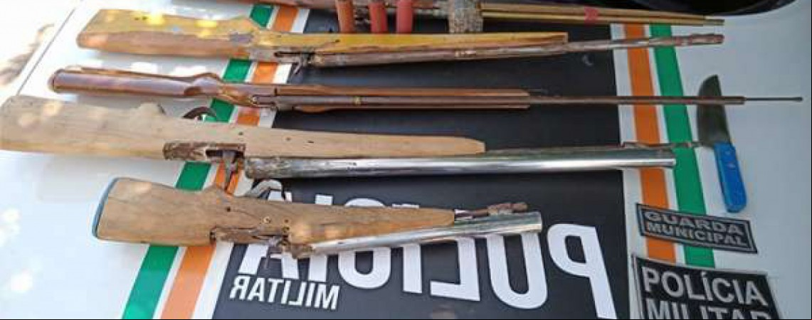 Cinco espingardas artesanais na cidade de Carnaubal, na Serra da Ibiapaba. 