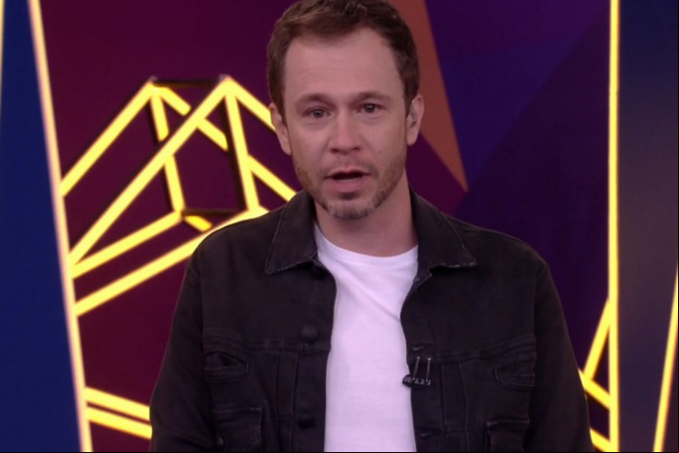 Tiago Leifert precisou conter a emoção no programa ao vivo desse domingo, 7