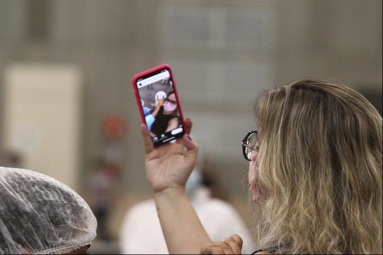 VACINAÇÃO de profissionais de saúde continua no Centro de Eventos