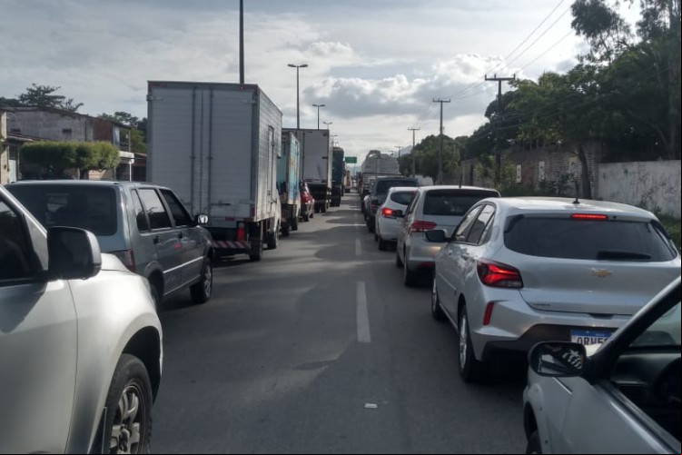 Fila de veículos na CE-040 nesta sexta-feira, 19, sentido Fortaleza, na barreira sanitária da Polícia Rodoviária Estadual (PRE-CE)