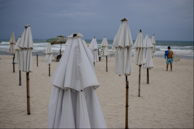 As barracas de praia estão fechadas há 51 dias em Fortaleza.
