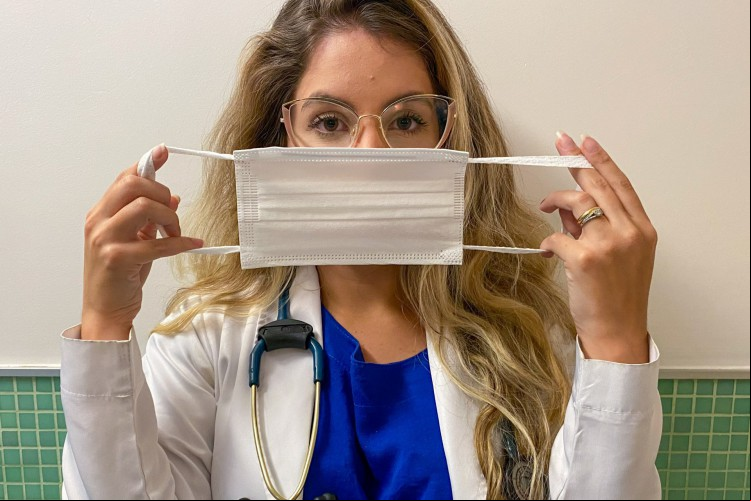 A médica Beatriz Parahyba se formou em 2019 e já começou a trabalhar na linha de frente da pandemia.