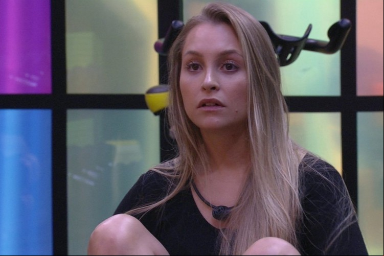 Carla poderá assistir às movimentações dos participantes e ouvir até 12 horas de conversação