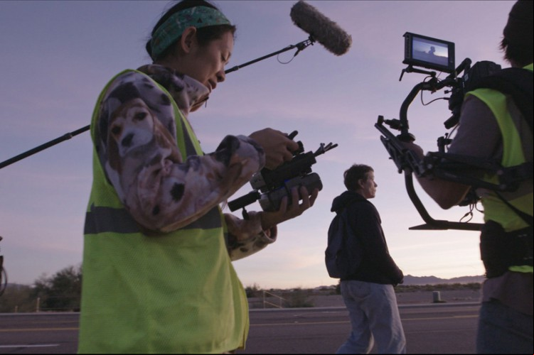 Chloé Zhao durante as gravações de 'Nomadland'