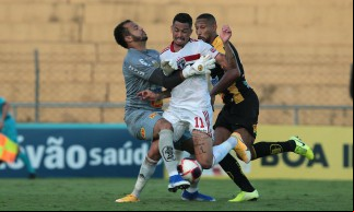 Atacante Luciano e goleiro Giovanni disputam bola no jogo Novorizontino x São Paulo, pelo Campeonato Paulista