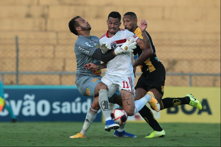 Atacante Luciano e goleiro Giovanni disputam bola no jogo Novorizontino x São Paulo, pelo Campeonato Paulista