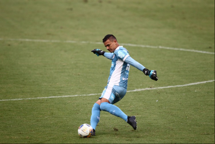 Felipe Alves defendeu pênalti na partida entre Grêmio x Fortaleza, pela Série A