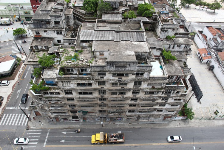 Edifício São Pedro corre risco de desabamento