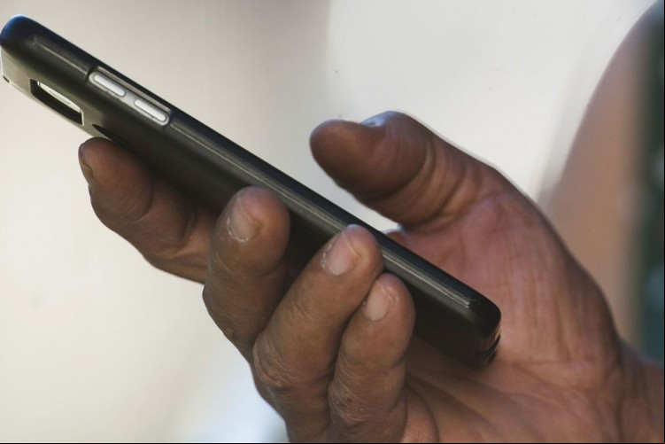 Cliente da Oi Móvel deve ficar atento às dívidas eventuais, bem como às condições atuais do plano que assina, após migração para outra operadora