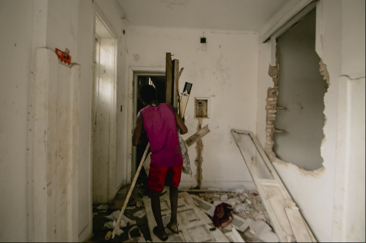 Homem furta material do prédio construído em 1950