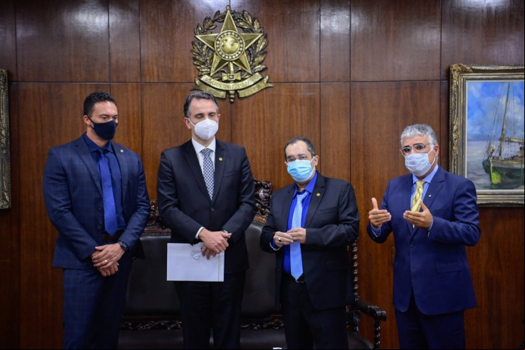 Eduardo Girão, Jorge Kajuru e Styvenson Valentim entregaram o pedido ao presidente do Senado, Rodrigo Pacheco