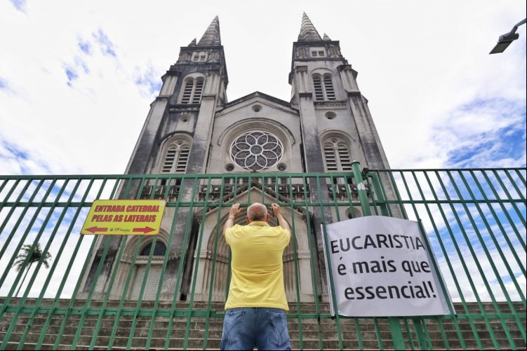 Fiél se ajoelha diante da Catedral de Fortaleza