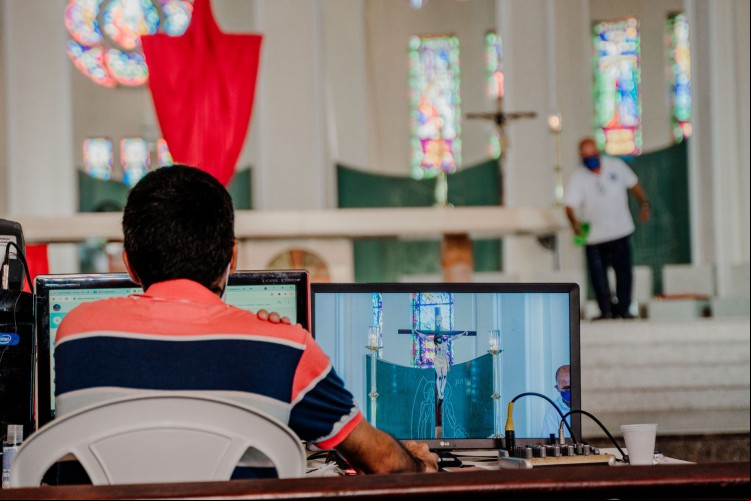 FORTALEZA- CE, BRASIL, 02-04-2021: Catedral de Fortaleza transmitiu ao vivo missa em celebração à sexta feira santa sem a participação dos fiéis. Celebração da sexta feira santa em Fortaleza sem missas presenciais. (Foto: JÚLIO CAESAR / O POVO)