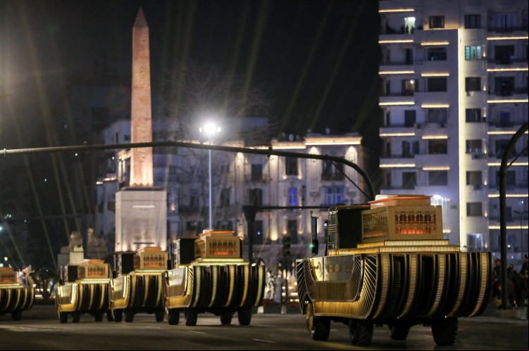 As carruagens am pelo Obelisco de Ramsés II ao longo da Praça Tahrir enquanto partem do Museu Egípcio no centro do Cairo