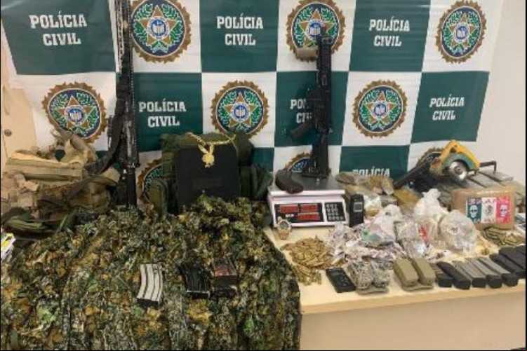 Além das mortes, foram apreendidos dois fuzis, pistolas, diversos carregadores e munições, e grande quantidade de tabletes de drogas.