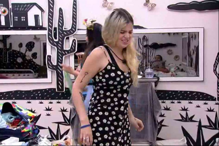 Viih Tube precisou da ajuda de Juliette para se trocar e teve o pé enfaixado