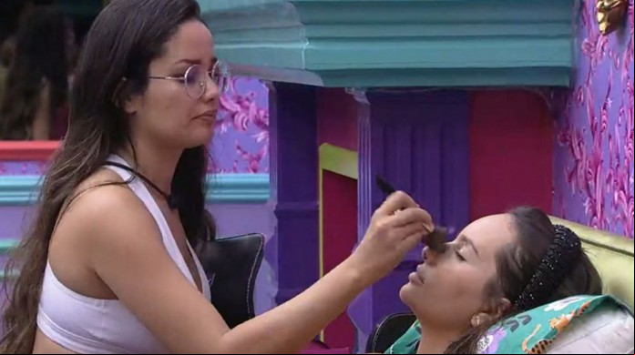 Juliette maquiando Thaíz Braz quando foi chamada atenção pela produção