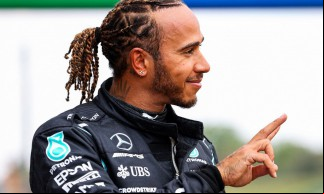 O piloto britânico da Mercedes, Lewis Hamilton, reage após a sessão de qualificação na véspera do Grande Prêmio de Fórmula 1 da Emilia Romagna no Autodromo Internazionale Enzo e Dino Ferrari em Imola, Itália, em 17 de abril de 2021