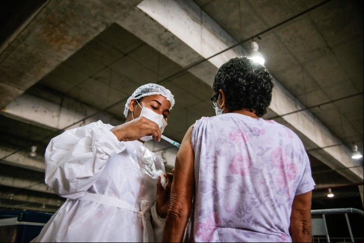  No último domingo, o Ceará registrava 1,4 milhão de pessoas imunizadas
com a primeira dose e pouco mais de 830,6 mil com a 2ª dose