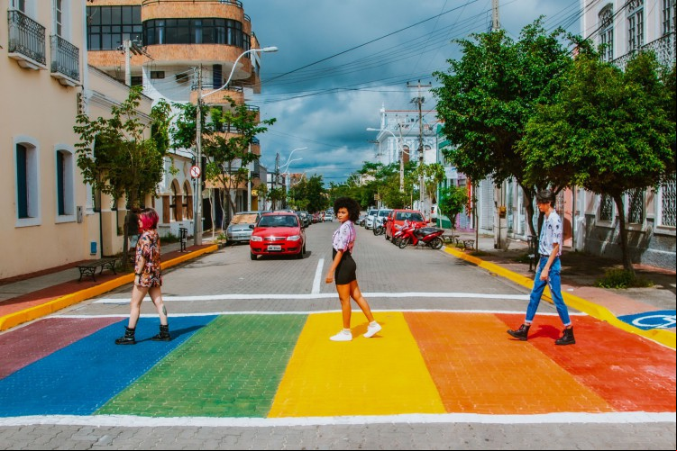 Projeto que pinta as faixas de pedestres com as cores da bandeira LGBT começou em Sobral