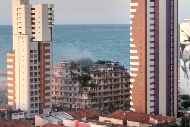 Suspeita é que o foco das chamas foram ocasionadas após usuários do prédio atearem fogo em lixo no local