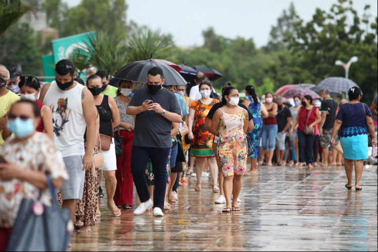 Na campanha de vacinação contra a Covid-19 no Estado, 151 municípios iniciaram a vacinação do público geral, de 18 a 59 anos. Em Fortaleza, o Centro de Eventos é um dos pontos de vacinação contra a doença