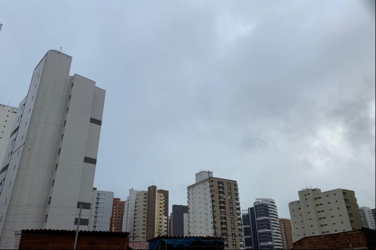 Fortaleza amanheceu com tempo encoberto e chuvas em alguns bairros