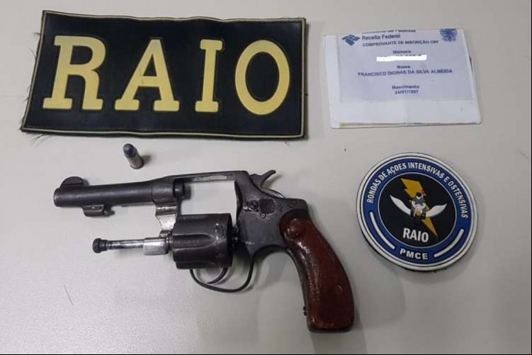 Jovem é preso em Caridade com uma arma calibre 32